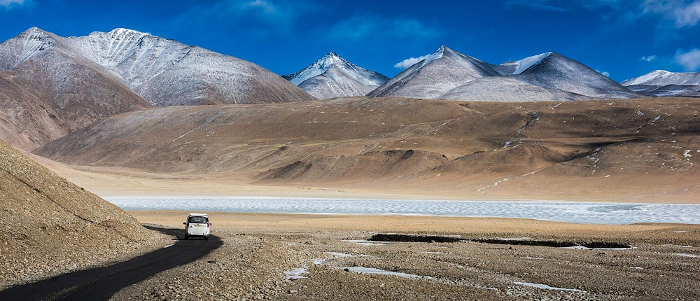 Jeep on the Changthang plateau, mountains of Ladakh